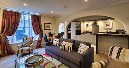 Spacious and Private City Centre Georgian Square Apt