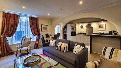 Spacious and Private City Centre Georgian Square Apt
