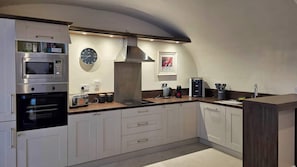 Fridge, microwave, oven, stovetop - Spacious and Private City Centre Georgian Square Apt (Dublin 2)
