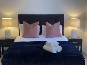 2 bedrooms, iron/ironing board, WiFi, bed sheets - Elegant 2-Bed Townhouse by St. Stephen’s Green (Dublin 2)