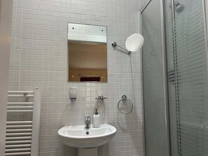 Shower, hair dryer, towels - Elegant 2-Bed Townhouse by St. Stephen’s Green (Dublin 2)