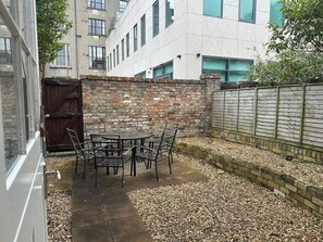 Outdoor dining - Elegant 2-Bed Townhouse by St. Stephen’s Green (Dublin 2)