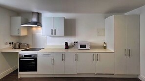 Microwave, stovetop, coffee/tea maker, electric kettle - Open-Plan Apartment Close to Ranelagh Village (Dublin)