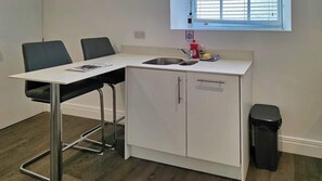 Microondas, placa de cocina, cafetera o tetera y hervidor eléctrico