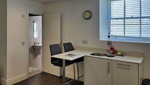 Microondas, placa de cocina, cafetera o tetera y hervidor eléctrico