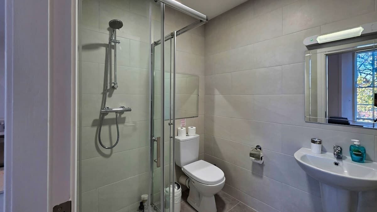 Dusche, Haartrockner, Handtücher, Shampoo