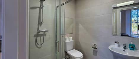 Ducha, secador de pelo, toallas, shampoo