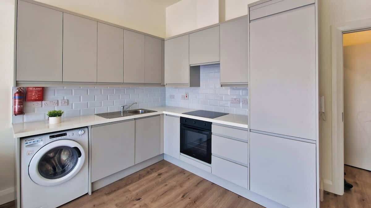 Kühlschrank, Mikrowelle, Herdplatte, Geschirrspüler
