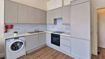 Kühlschrank, Mikrowelle, Herdplatte, Geschirrspüler