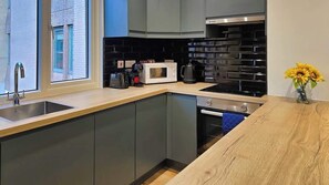 Frigorífico, microondas, horno y placa de cocina