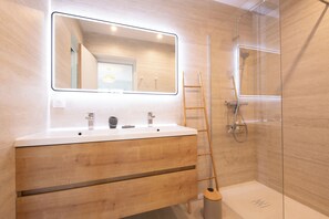 Shower, hair dryer, towels, soap - Villa du Meinier - Sea view 8 guests (Sainte-Maxime)