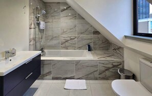 Shower, hair dryer, towels - Spacious 3-Bedroom Mews in Prime Dublin Location (dublin)