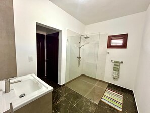 Secador de cabelo, toalhas de banho, sabonete, shampoo