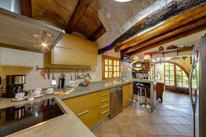 Fridge, microwave, oven, stovetop - Rural House 'Es Pou De Son Vent' with Private Pool, Terrace & Wi-Fi (Santa Maria del Camí)