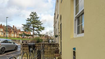 Apartment, 2 Bedrooms, Smoking, City View | Property grounds