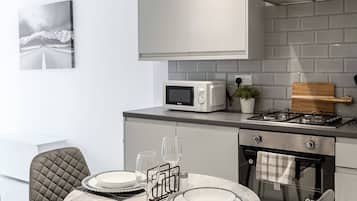 Apartamento, 2 quartos, para fumantes, vista para a cidade | Sala de jantar