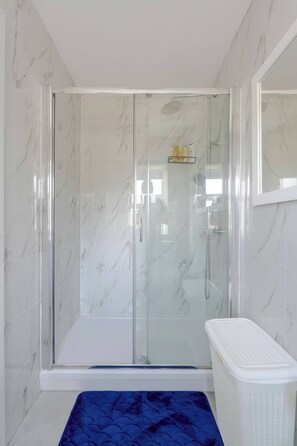 Bathroom - 2 Bed Stylish Central Rochester Apartment Sleeps 4 Netflix Work Space (Rochester)
