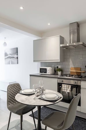 Departamento, 2 habitaciones, para fumadores, vista a la ciudad | Comedor