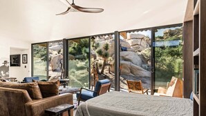 Une chambre à coucher moderne avec un grand lit, un canapé en cuir et un bureau.