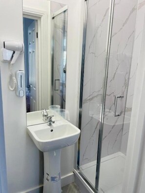 Dusche, kostenlose Toilettenartikel, Haartrockner, Handtücher