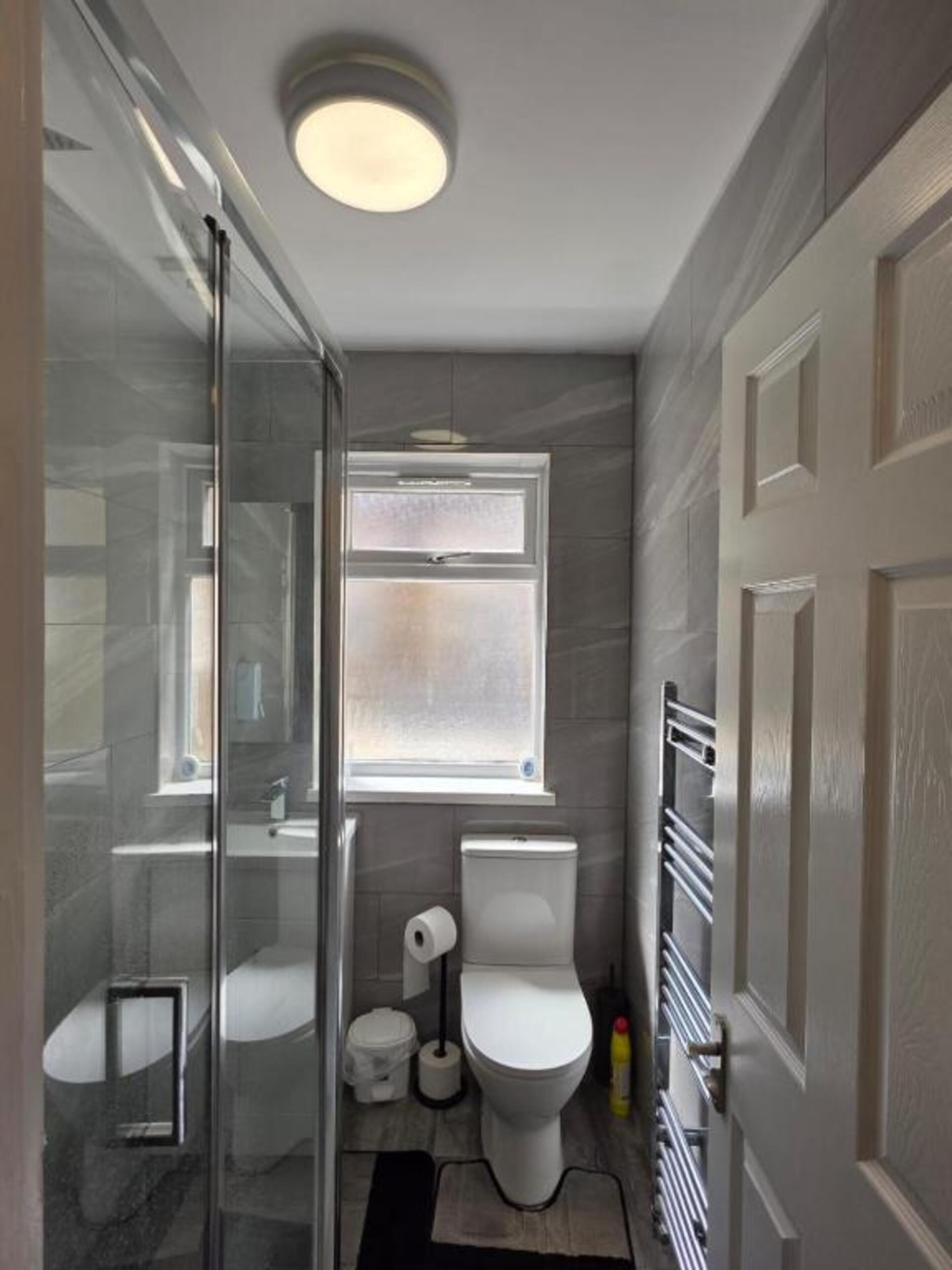 Standard Double Studio | Bathroom | Shower, free toiletries, hair dryer, towels