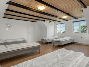 8 bedrooms, internet