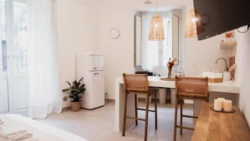 Deluxe House, Balcony | Blackout drapes, soundproofing, free WiFi