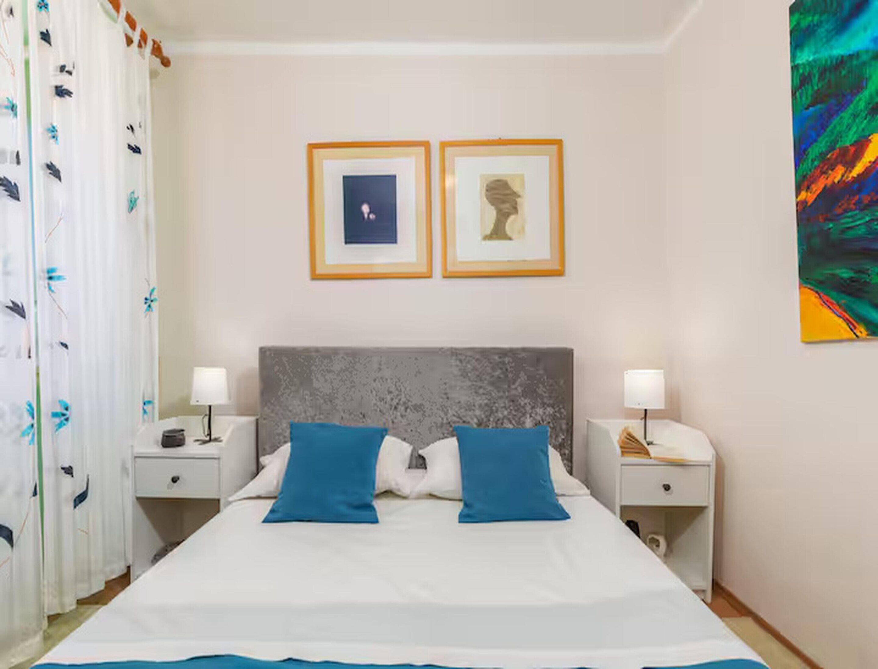 4 عدّة غرف نوم ومكواة/لوح كي وملاءات أسرّة