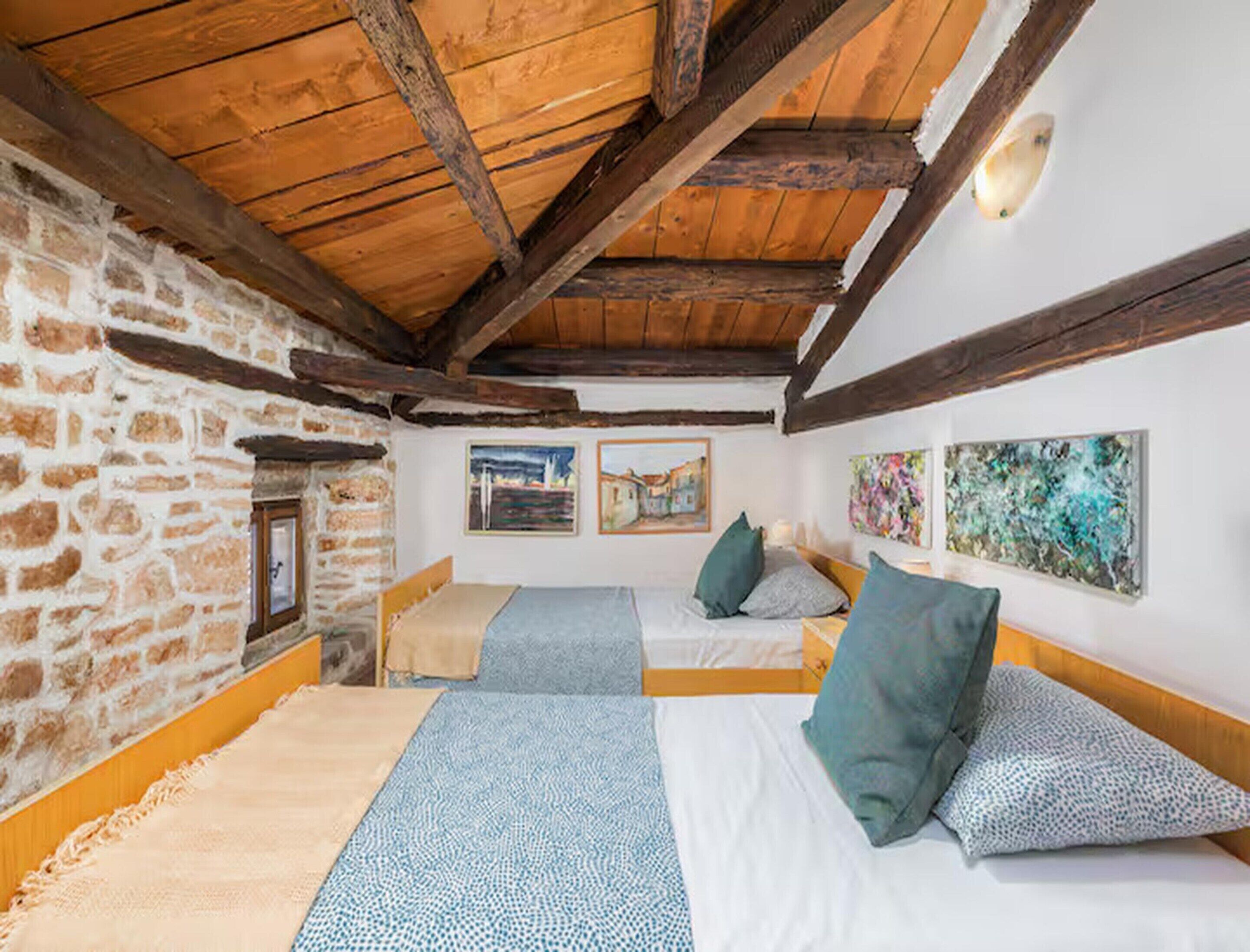 4 عدّة غرف نوم ومكواة/لوح كي وملاءات أسرّة