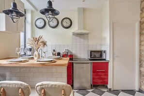 Fridge, microwave, stovetop, coffee/tea maker - Apartement Center of Paris (Paris)