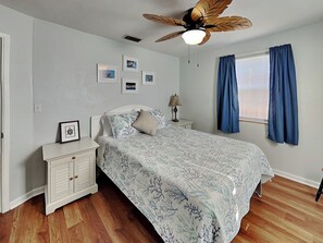Internet, bed sheets - The Turtle House | Pet-Friendly + 5-Min Walk to Beach (Ormond Beach)