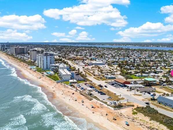 Beach nearby - The Turtle House | Pet-Friendly + 5-Min Walk to Beach (Ormond Beach)