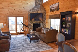 Smart TV, fireplace - The Magnificent View - 5BR/3.5BA w/Hot Tub, Mtn Views, Near Boone & Parkway (Fleetwood)