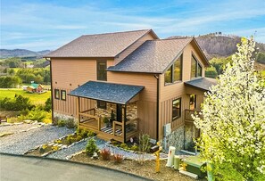 Exterior - The Magnificent View - 5BR/3.5BA w/Hot Tub, Mtn Views, Near Boone & Parkway (Fleetwood)