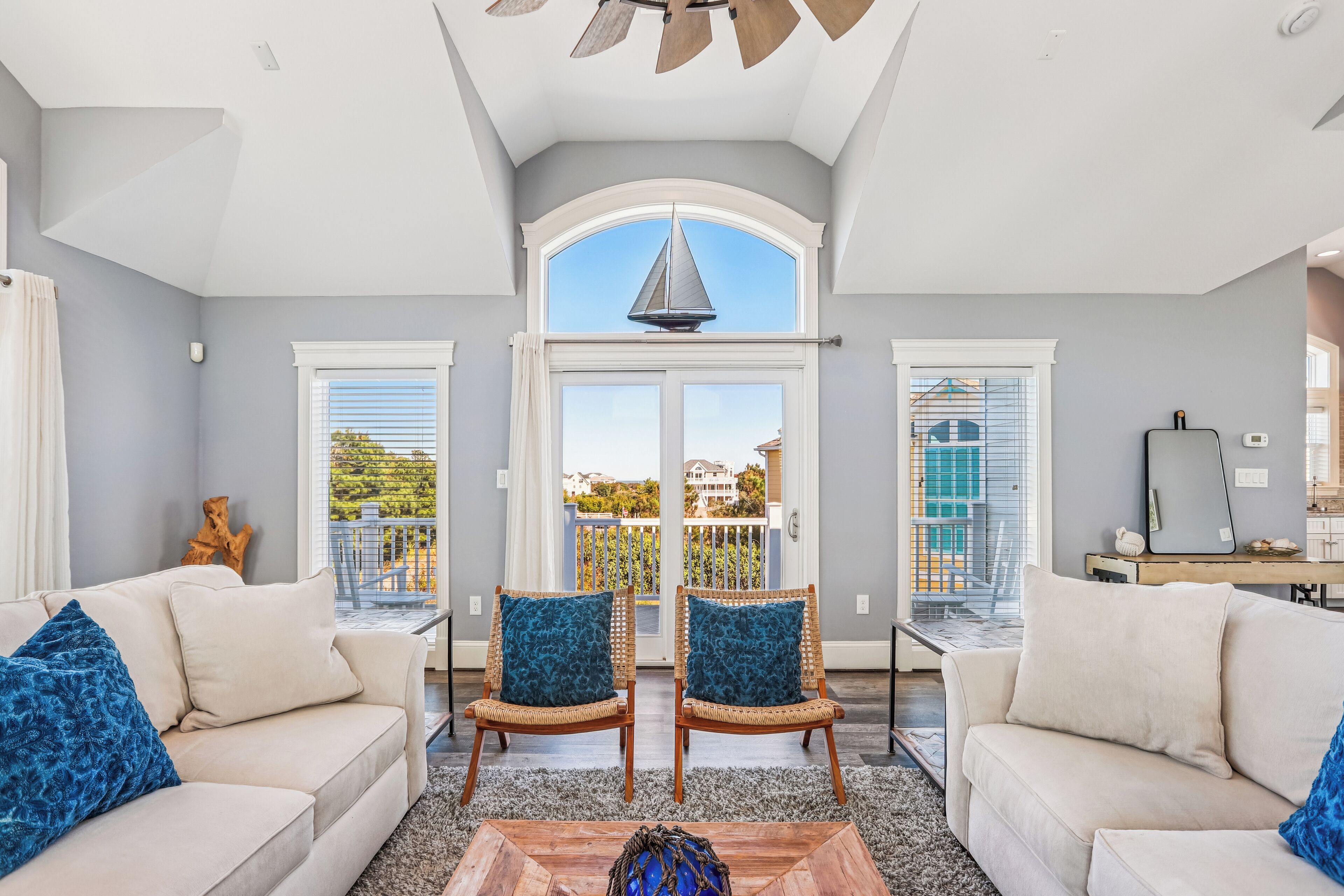 Télévision, cheminée, table de tennis de table