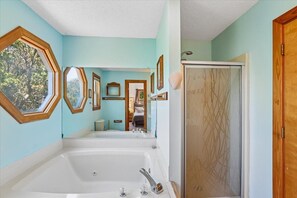 Shower, jetted bath, towels - New for 2026! Pet Friendly Duck Oceanside Home (Duck)