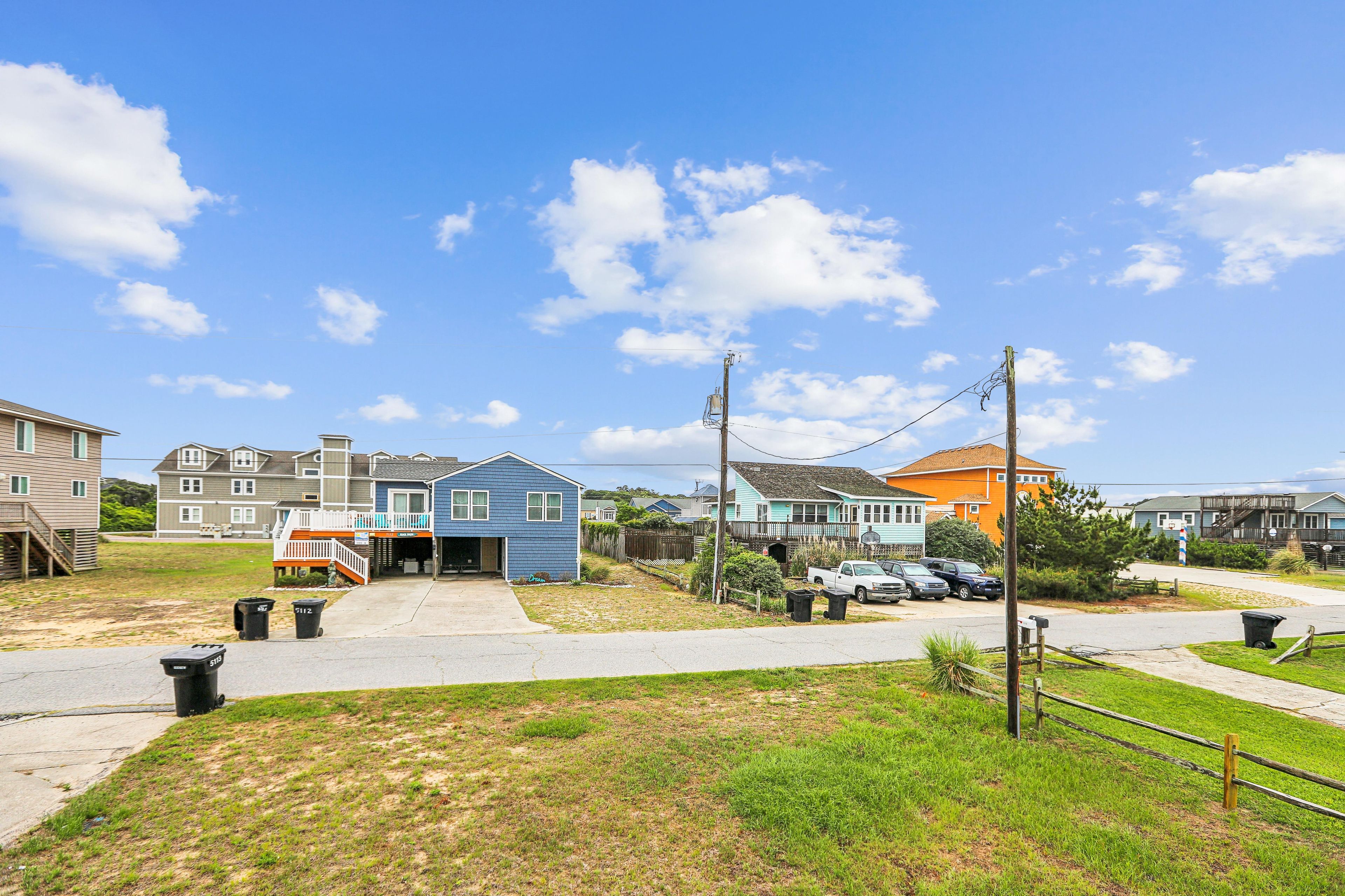 Un quartier résidentiel avec des maisons, une allée et un parking.