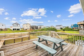 Outdoor dining - Herons Return -- Flexible Arrival and Stay Dates Year Round (Kitty Hawk)