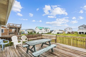 Outdoor dining - Herons Return -- Flexible Arrival and Stay Dates Year Round (Kitty Hawk)
