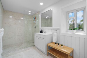 Shower, hair dryer, towels, soap - 3 BR house w/car, pool, walk to beach/Atlantis - V (Paradise Island)
