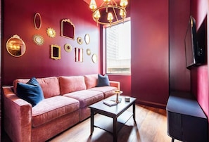 Smart TV - Hollyhock Suite 408: 2 beds/1 bath (Louisville)
