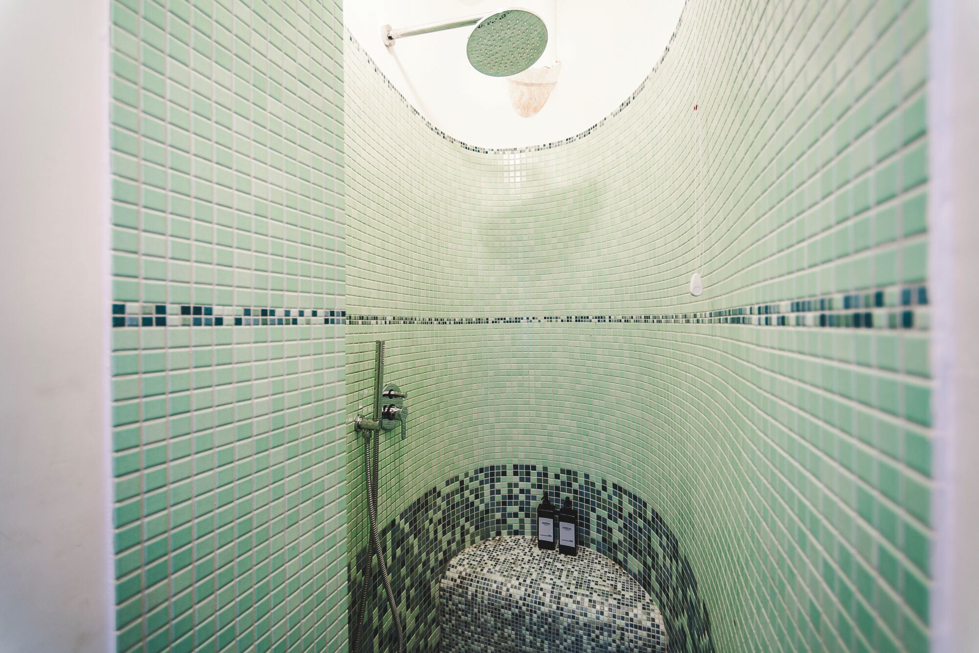 Douche, sèche-cheveux, bidet, serviettes fournies