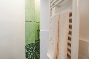 Douche, sèche-cheveux, bidet, serviettes fournies