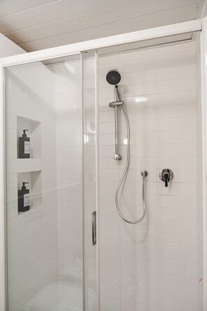 Douche, sèche-cheveux, bidet, serviettes fournies