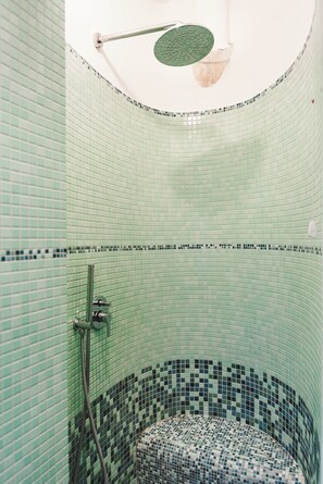 Douche, sèche-cheveux, bidet, serviettes fournies