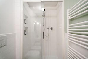 Douche, sèche-cheveux, bidet, serviettes fournies