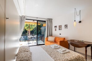 Interior - GuestHost - Bright 27 sqm studio apartment located on the second floor of a building with an elevator (NOT suitable for guests with disabilities).The accommodation is located in the Foce area, a very quiet and peaceful neighborhood and one of the most ch (Sanremo)