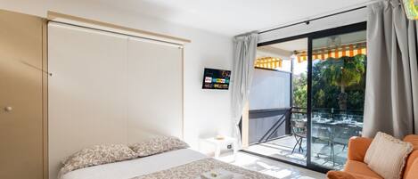 1 chambre, fer et planche à repasser, lit de bébé portatif