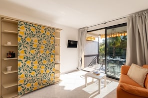 Living area - GuestHost - Bright 27 sqm studio apartment located on the second floor of a building with an elevator (NOT suitable for guests with disabilities).The accommodation is located in the Foce area, a very quiet and peaceful neighborhood and one of the most ch (Sanremo)