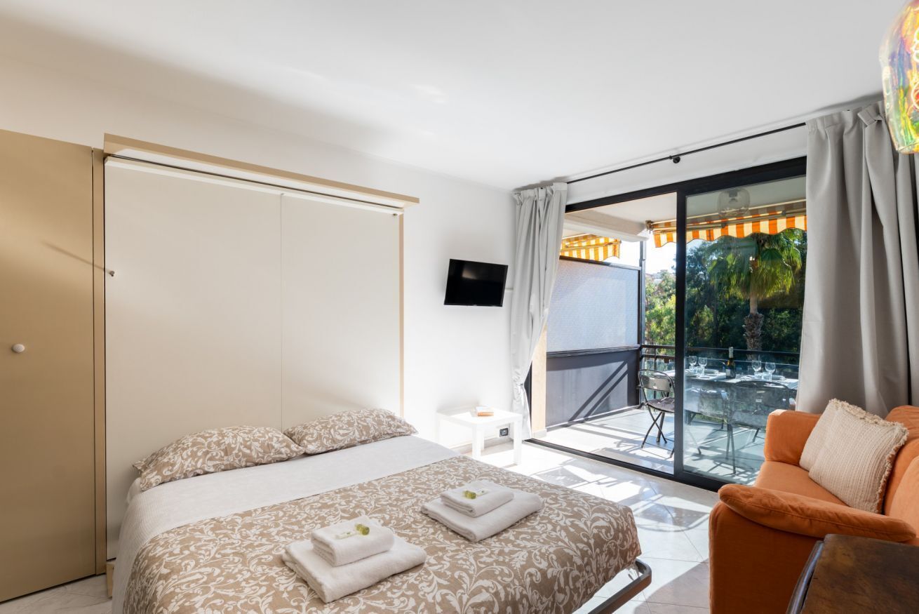 1 bedroom, iron/ironing board, travel cot